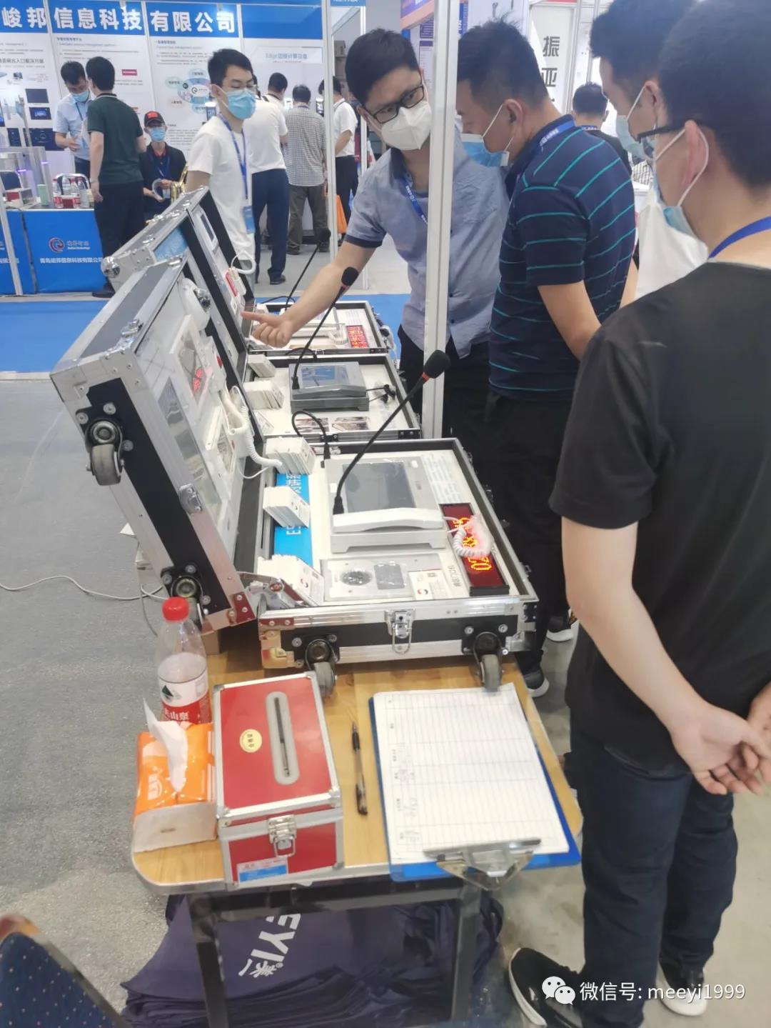 美一人員演示可視對講設備 美一人員演示可視對講設備